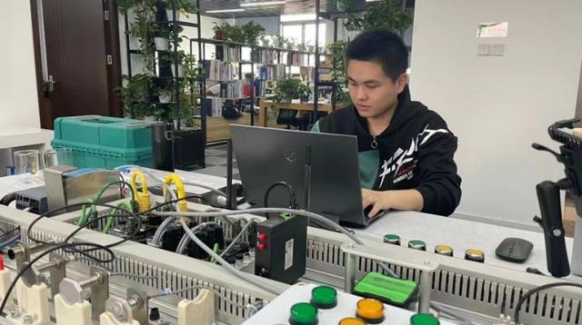 连摘三金！长宁代表队在上海市第一届职业技能大赛软件开发赛项中表现抢眼